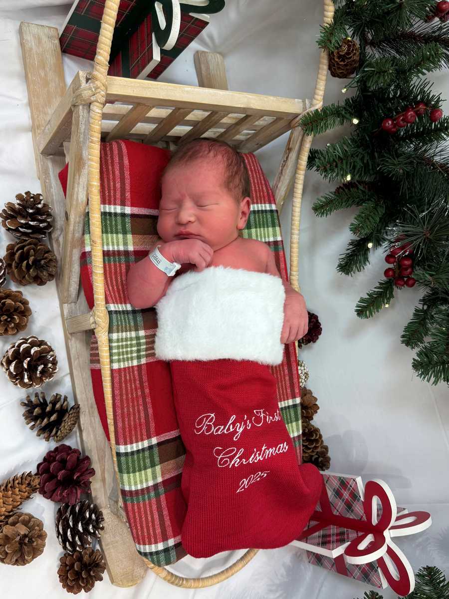 newborn baby christmas shoot 2025