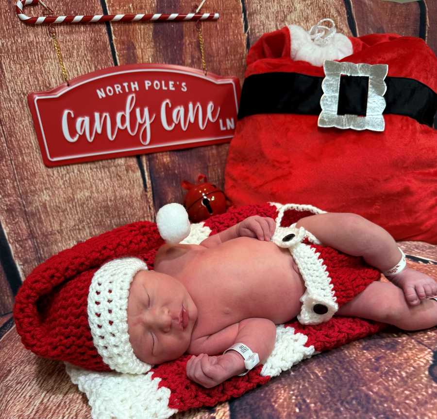 newborn baby christmas shoot 2025