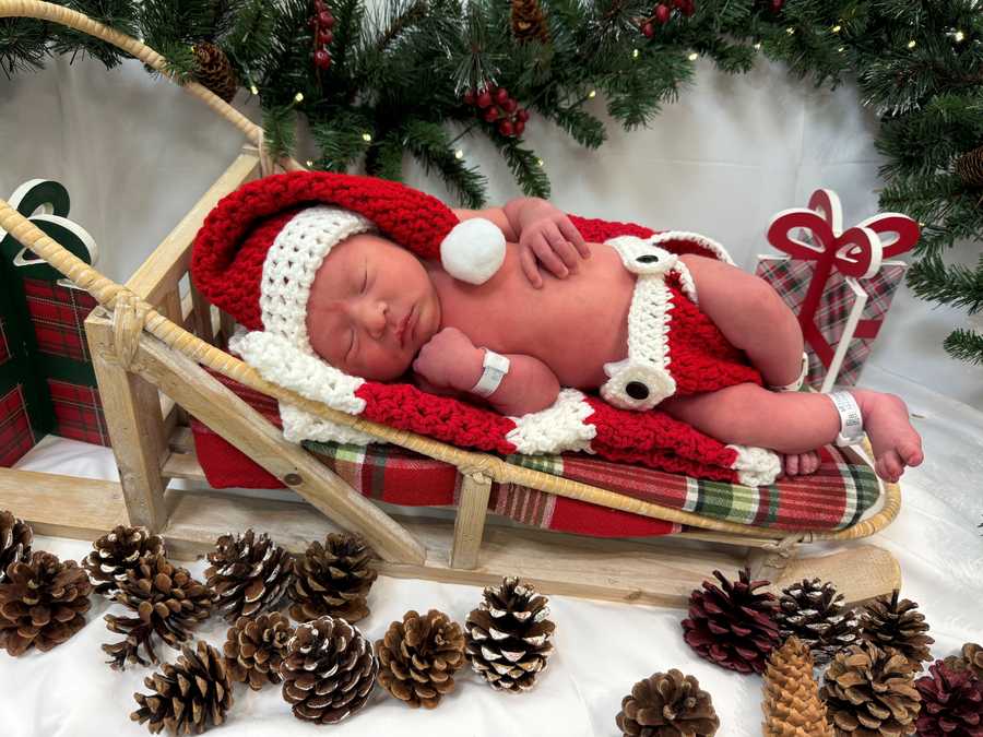 newborn baby christmas shoot 2025