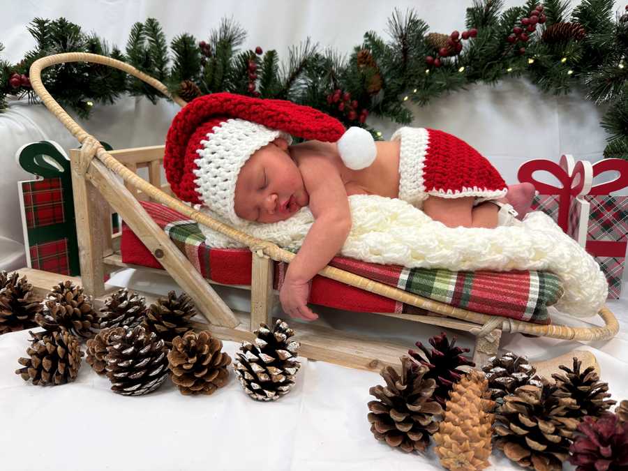 newborn baby christmas shoot 2025
