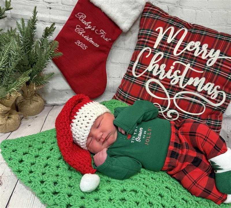 newborn baby christmas shoot 2025