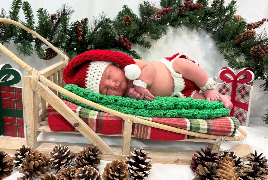 newborn baby christmas shoot 2025