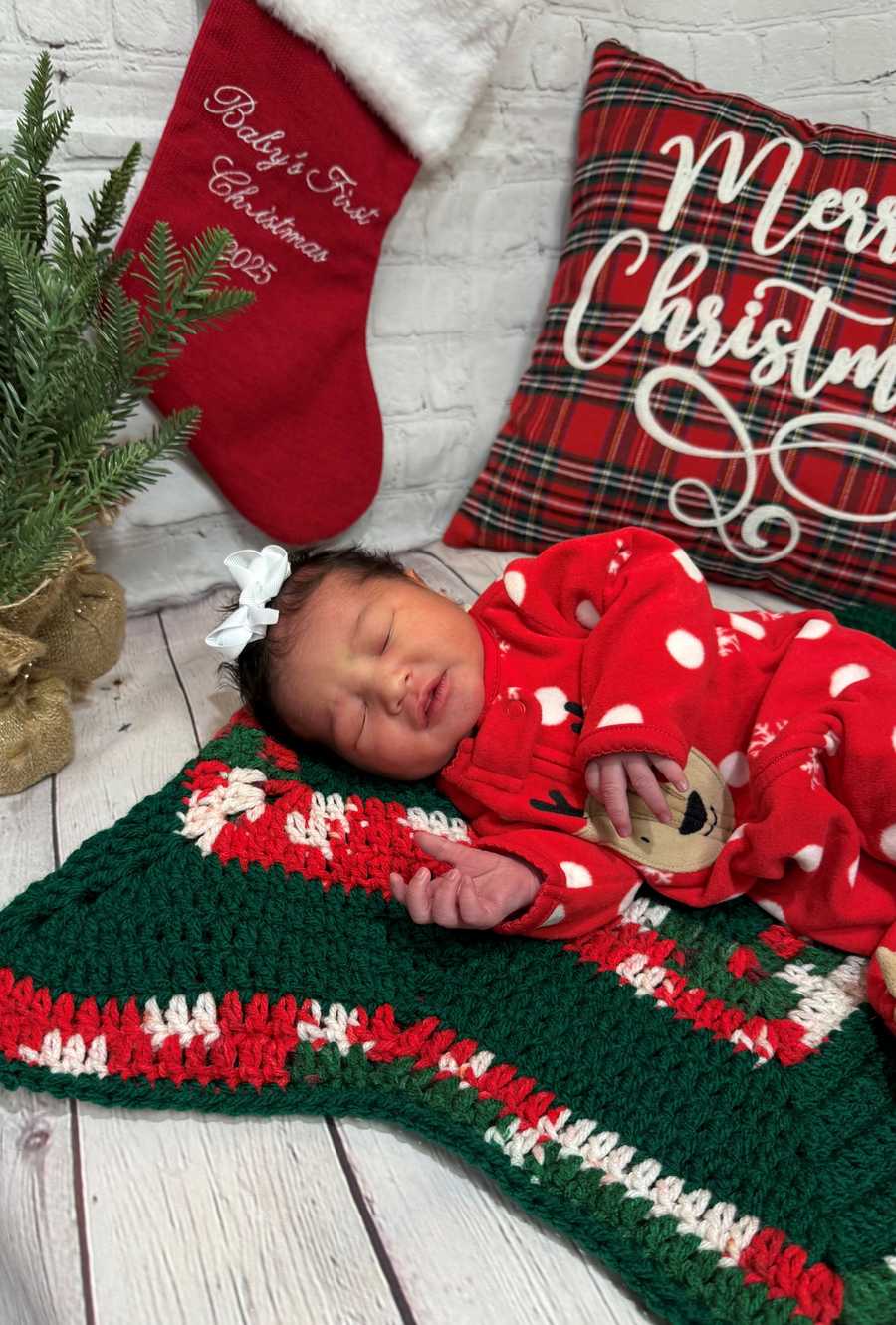 newborn baby christmas shoot 2025