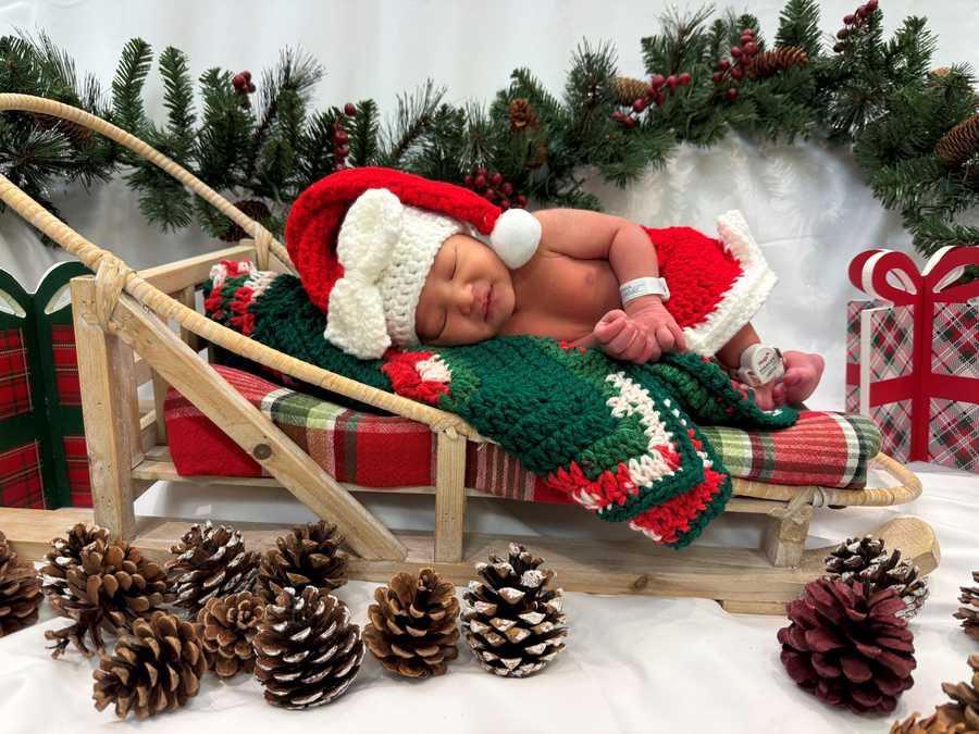 newborn baby christmas shoot 2025