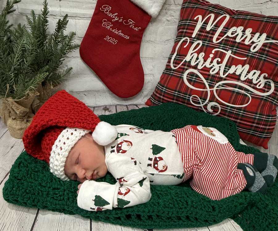 newborn baby christmas shoot 2025