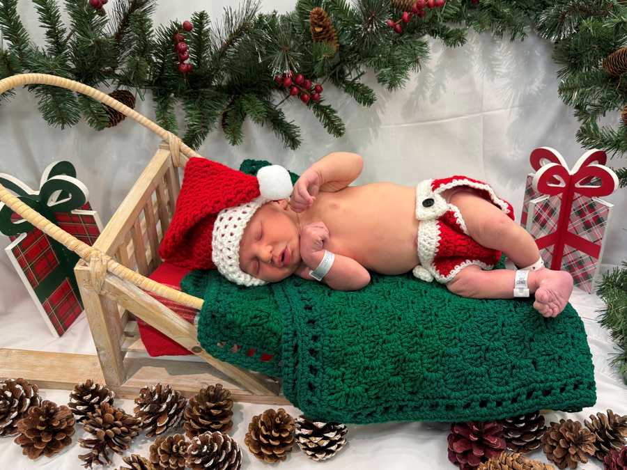 newborn baby christmas shoot 2025