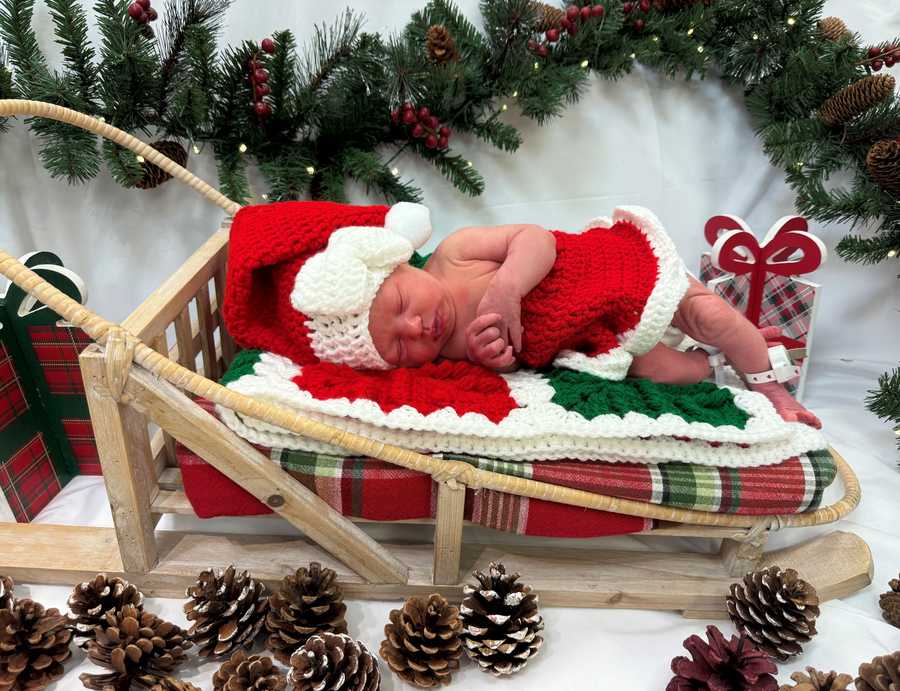 newborn baby christmas shoot 2025