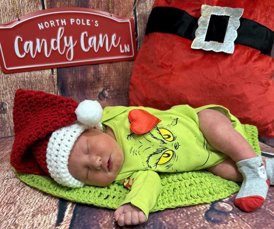newborn baby christmas shoot 2025