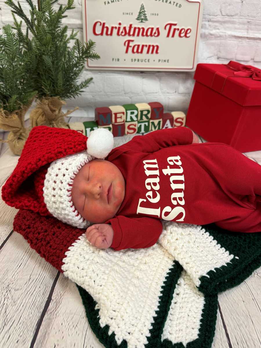 newborn baby christmas shoot 2025