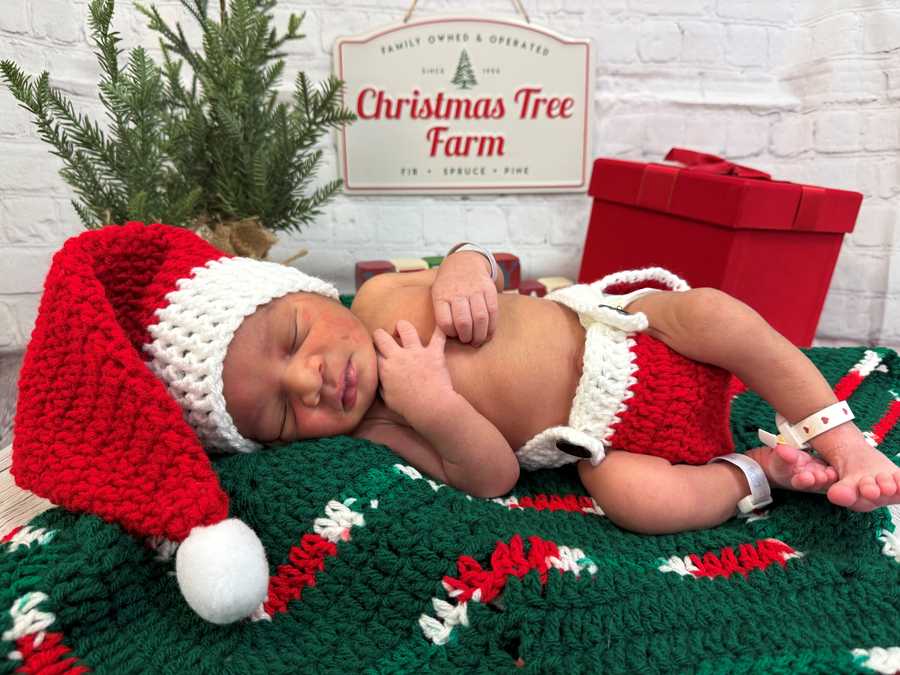 newborn baby christmas shoot 2025