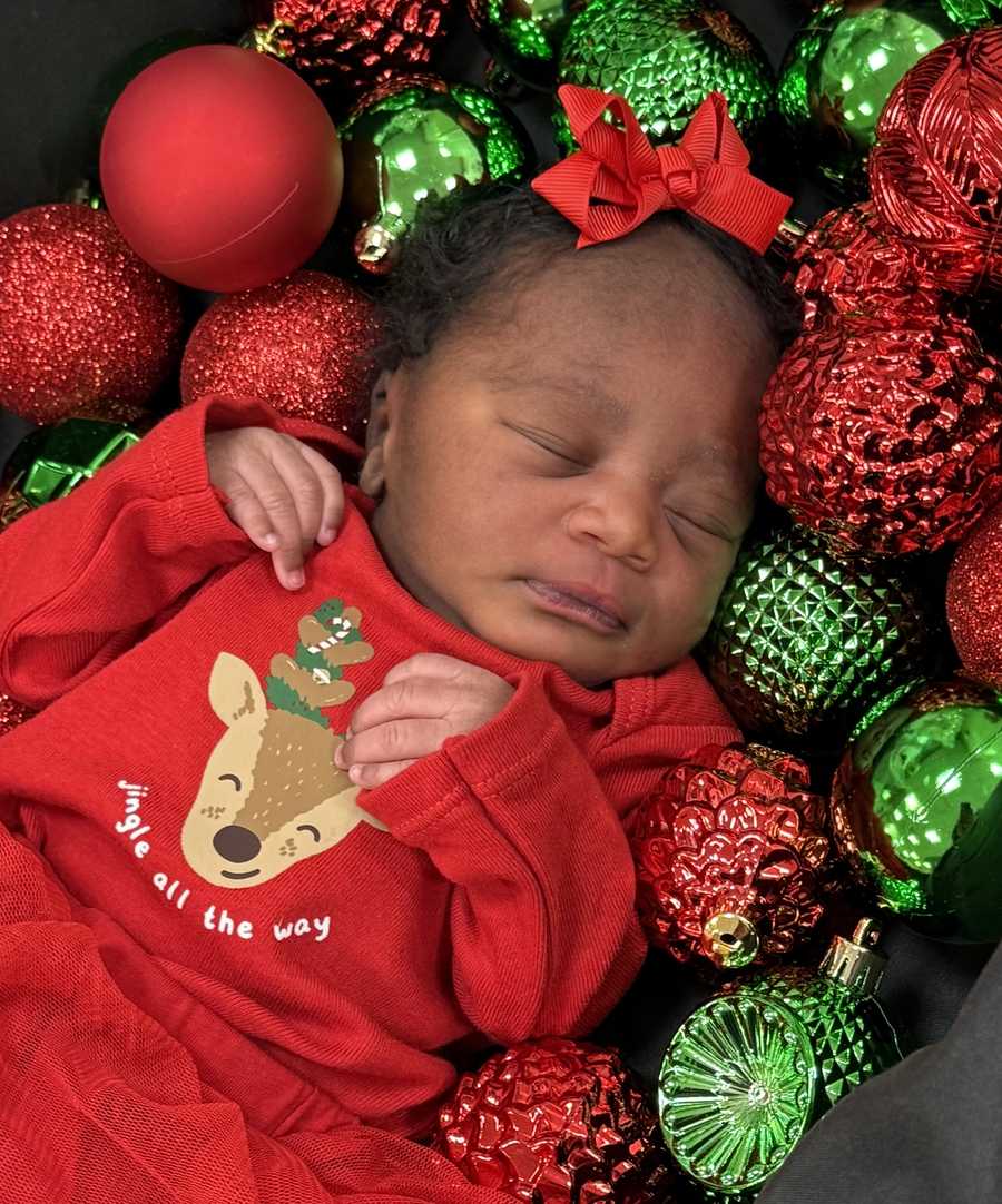 newborn baby christmas shoot 2025