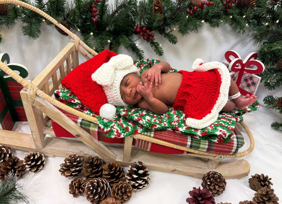 newborn baby christmas shoot 2025
